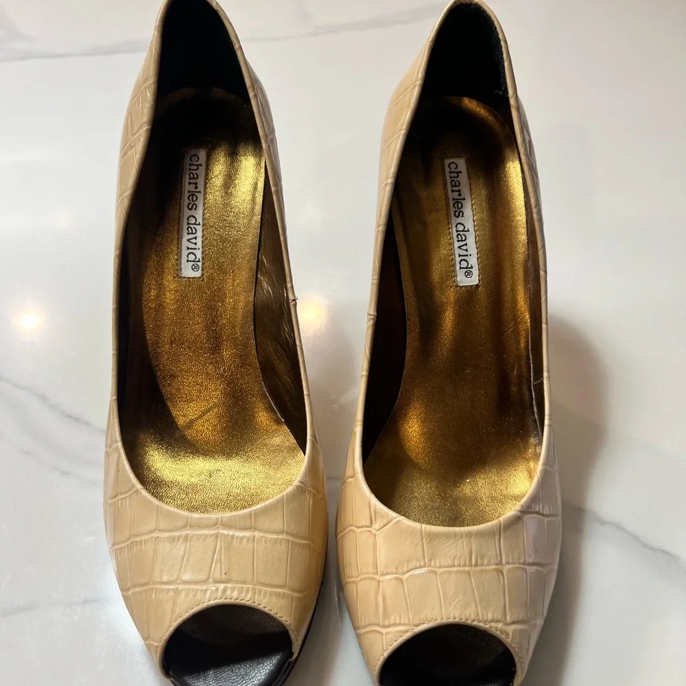 Charles David Embossed Elegant Cream Peep-Toe Heels. Size 9